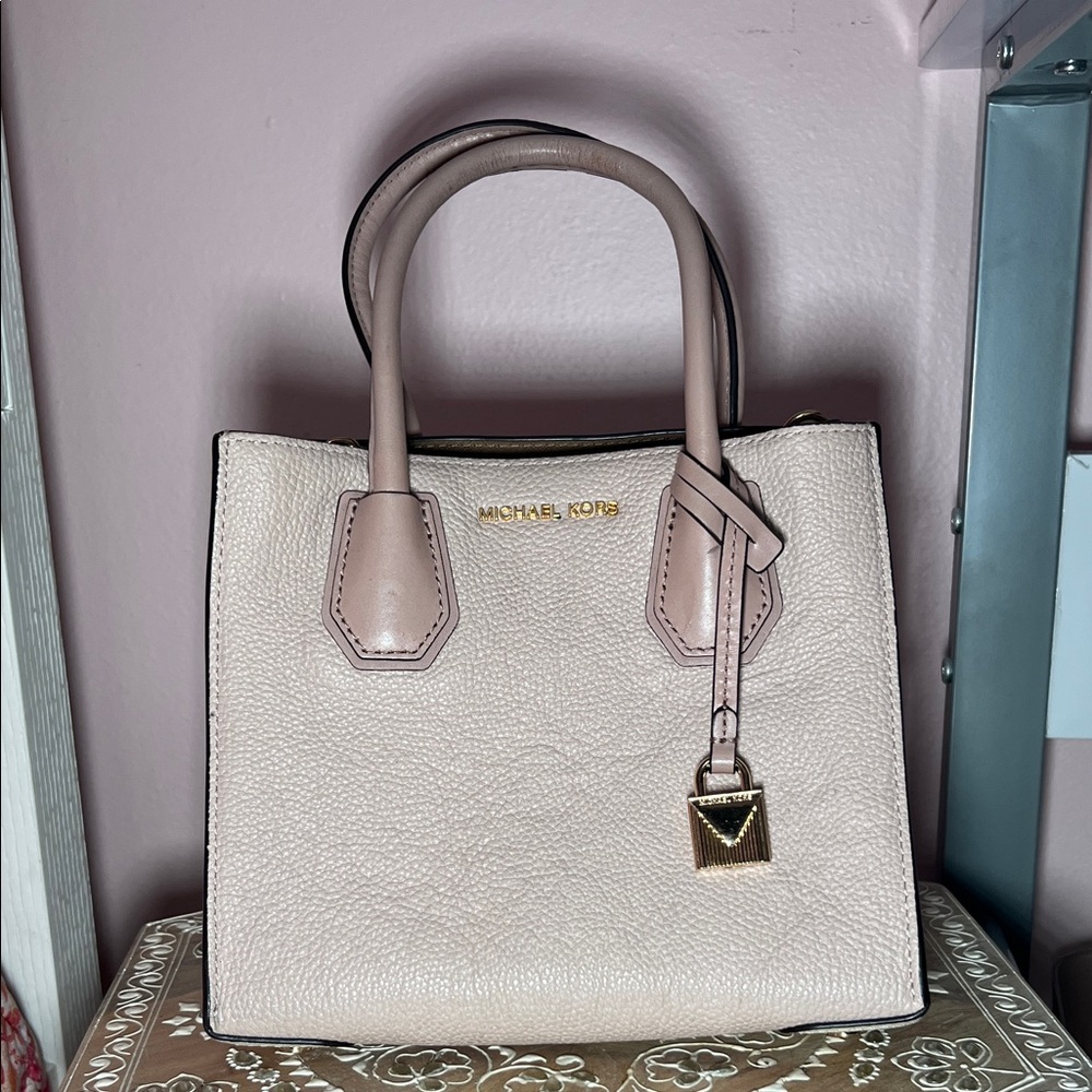 Michael Kors Mercer Medium
Pebbled Leather Satchel & Crossbody Bag